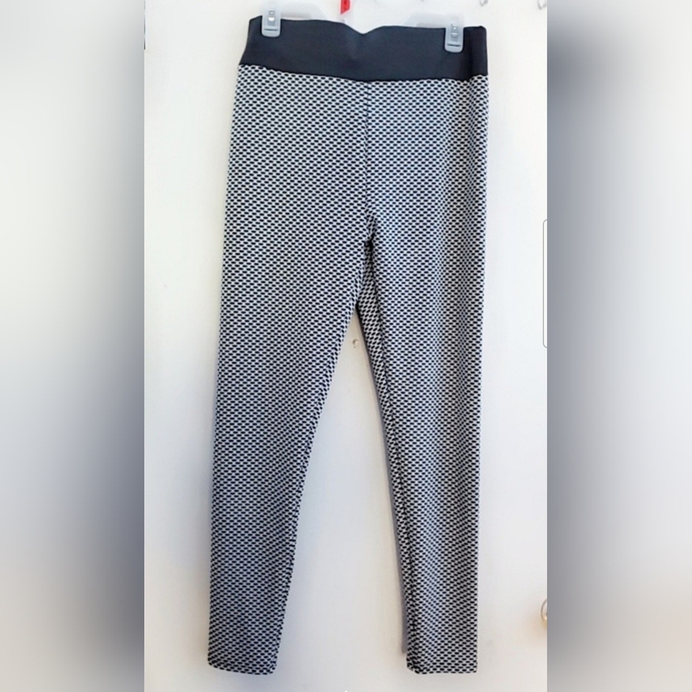Chic Black and White Geometric Leggings